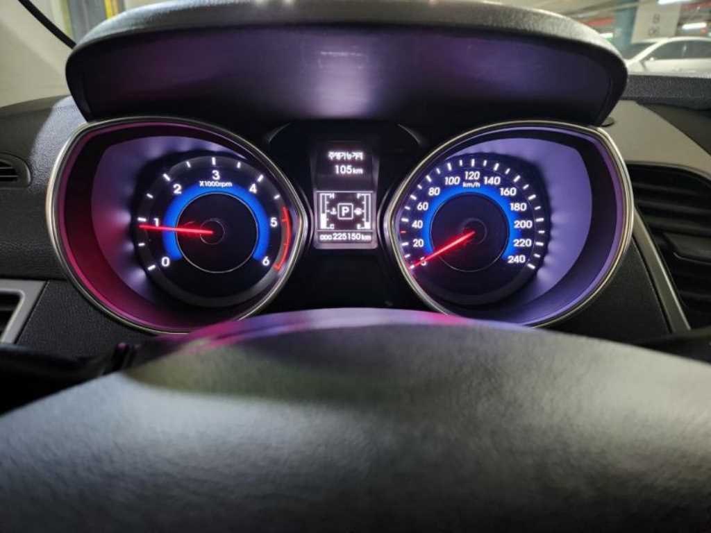 HYUNDAI Avante - Vista 9