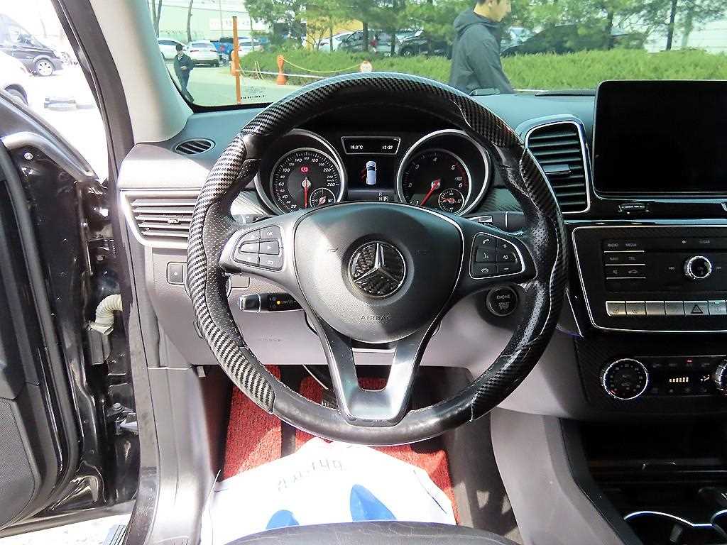 Mercedes Benz GLE Class - Vista 8