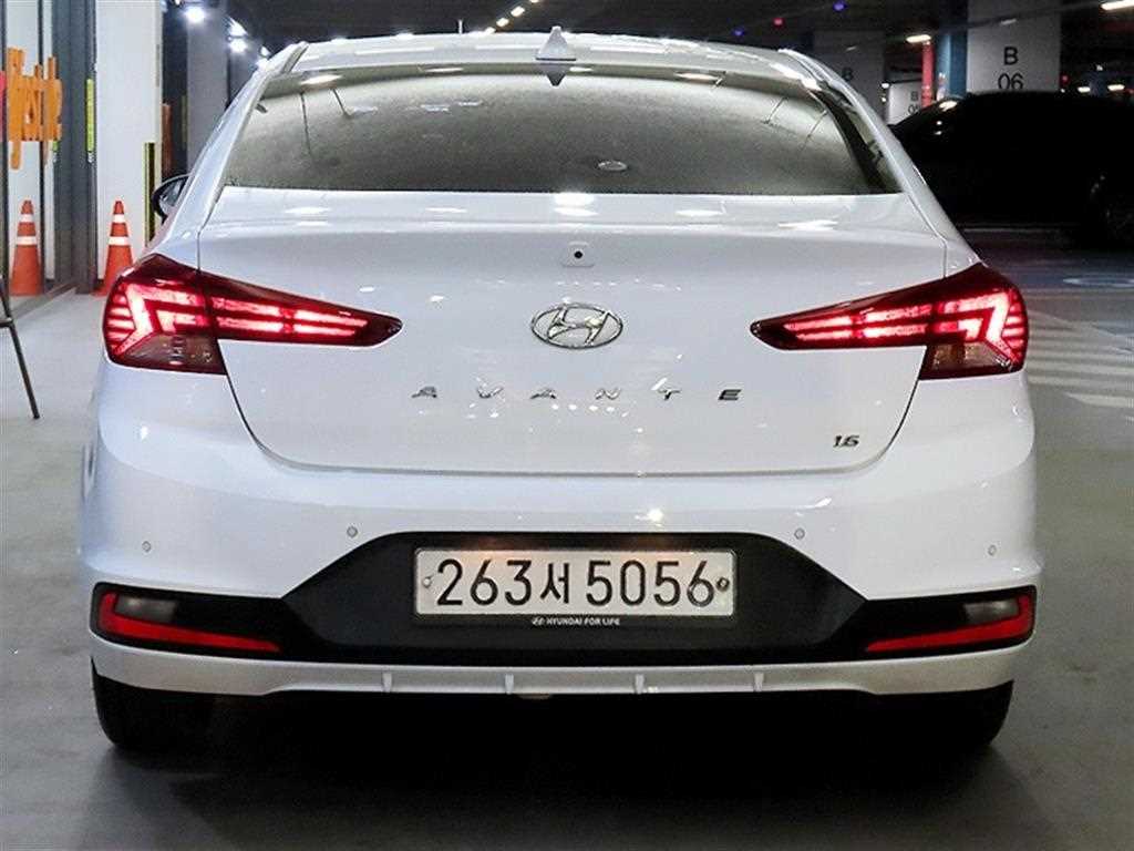 HYUNDAI Avante - Vista 5