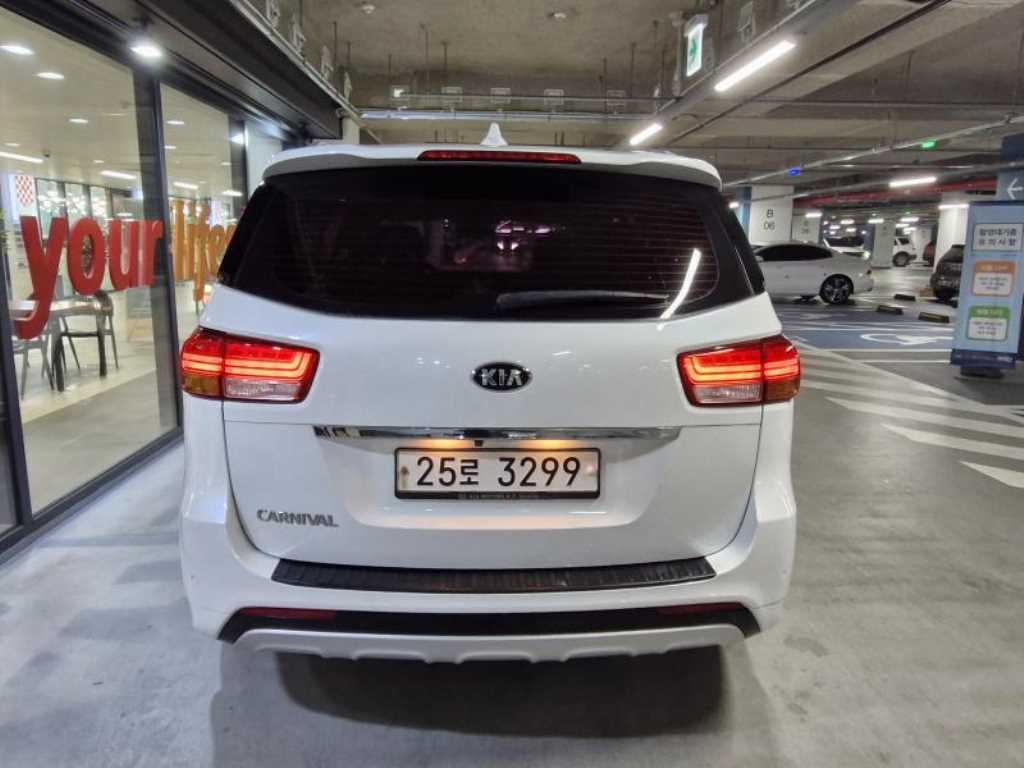 KIA Carnival - Vista 5