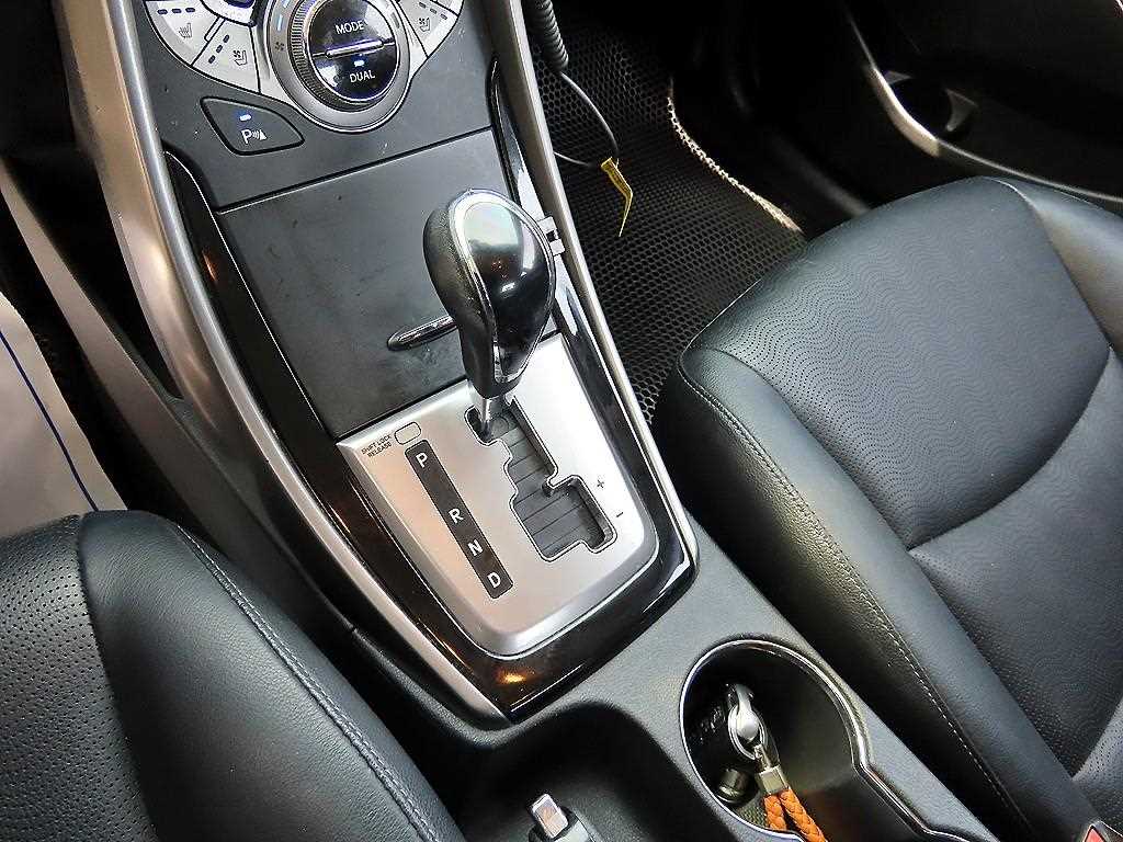 HYUNDAI Avante - Vista 10