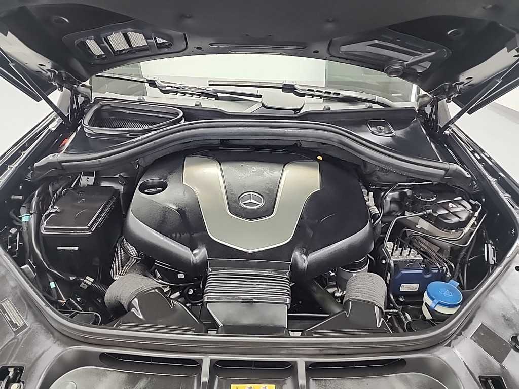 Mercedes Benz GLE Class - Vista 5