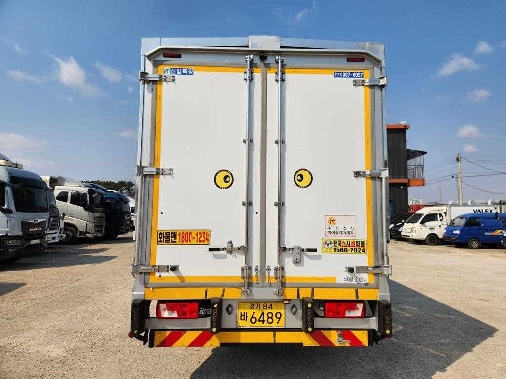 medium and large cargo truck - Vista 9