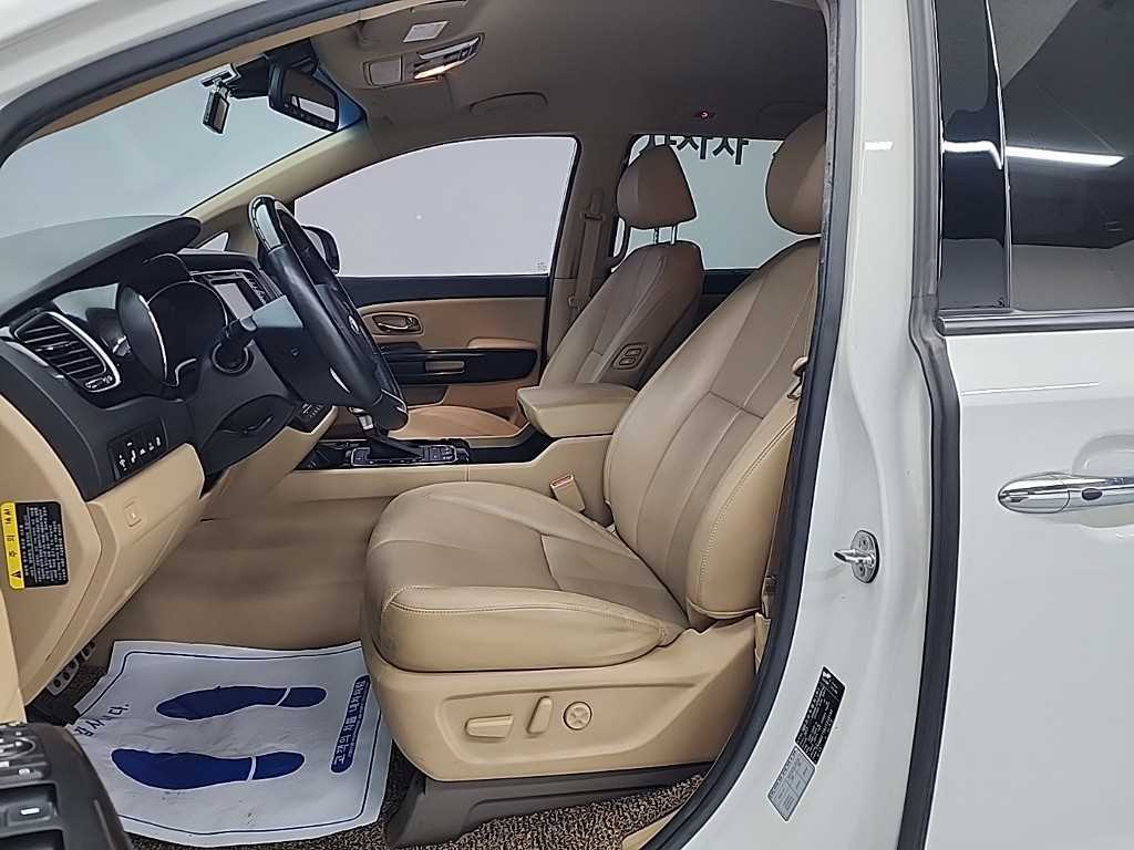 KIA Carnival - Vista 11