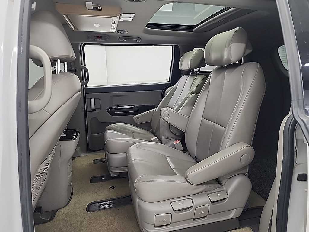KIA Carnival - Vista 12