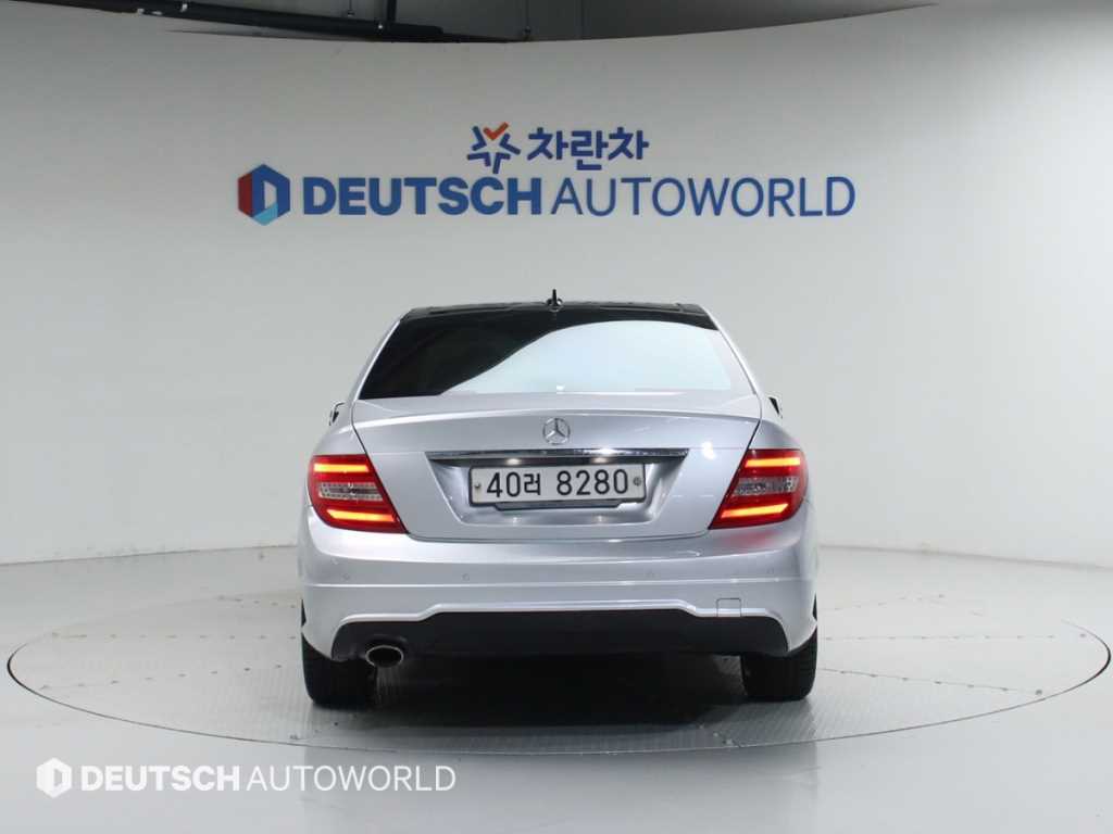 Mercedes Benz C Class - Vista 4