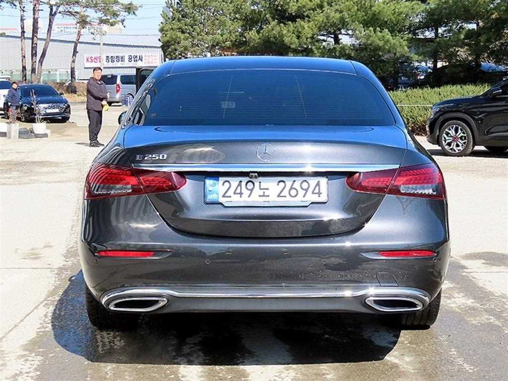 Mercedes Benz E class - Vista 4