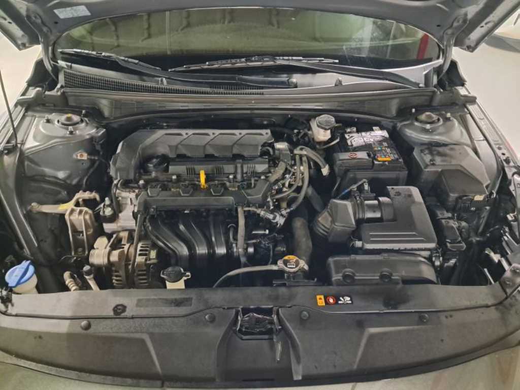 HYUNDAI Avante - Vista 5