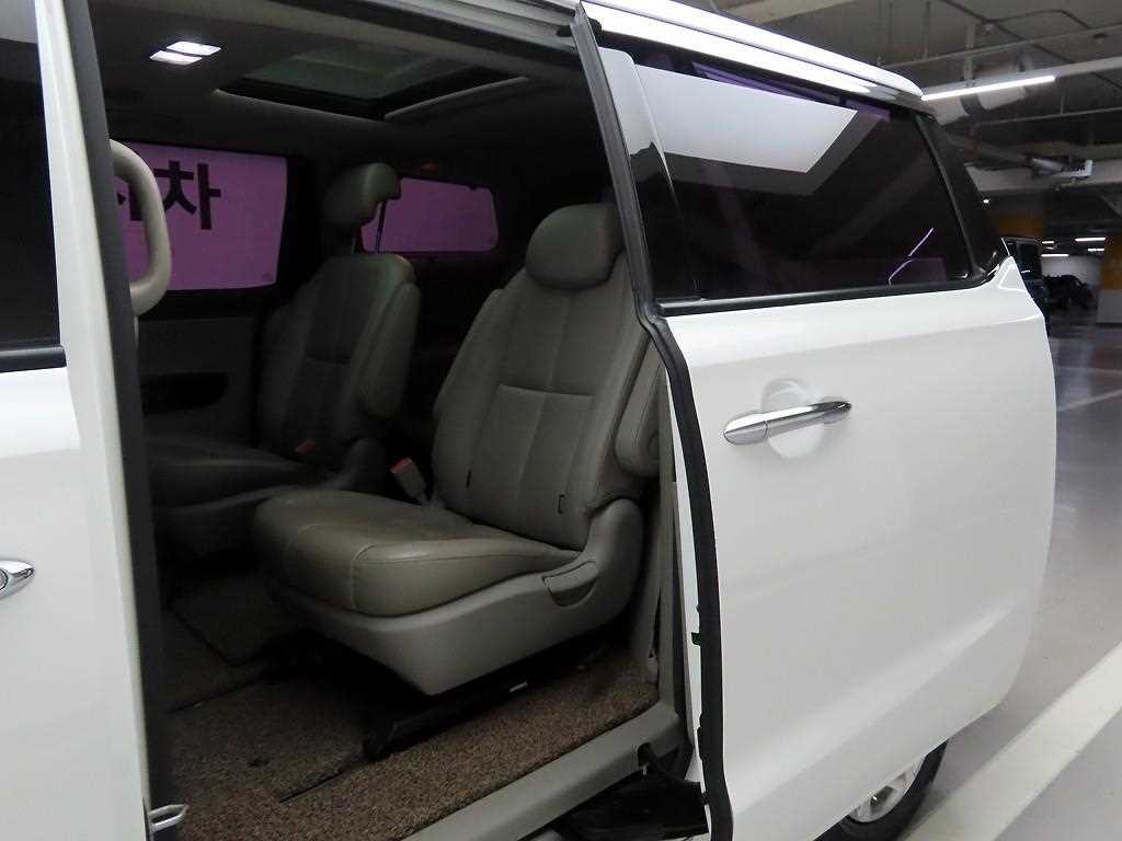 KIA Carnival - Vista 12