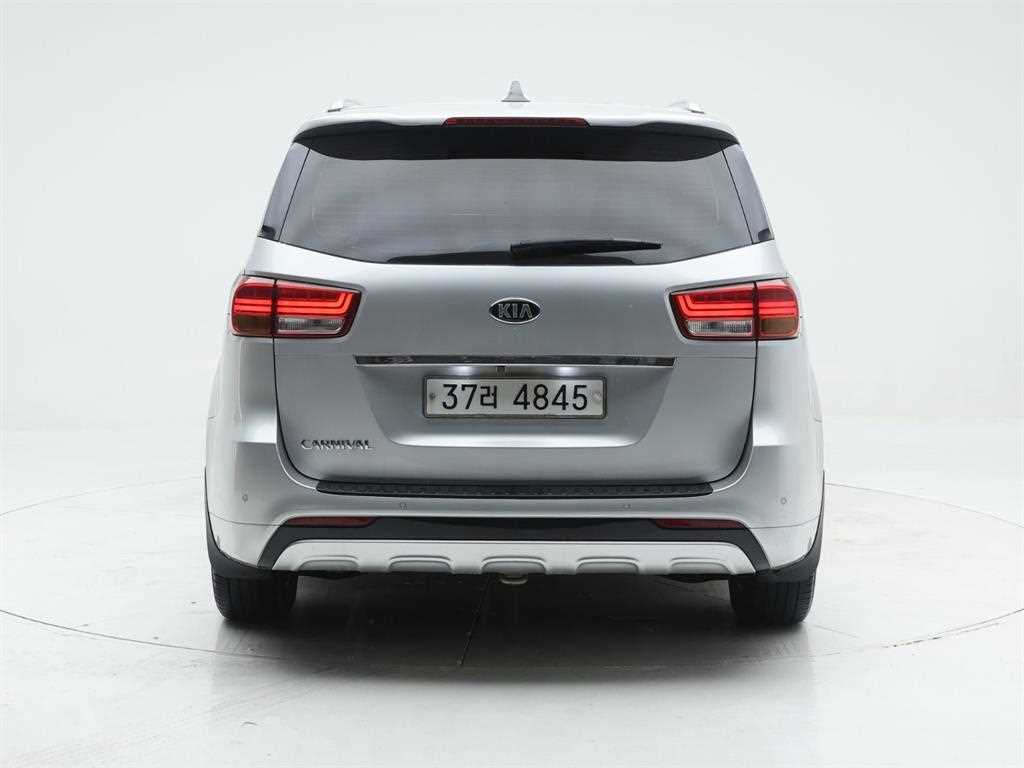 KIA Carnival - Vista 5