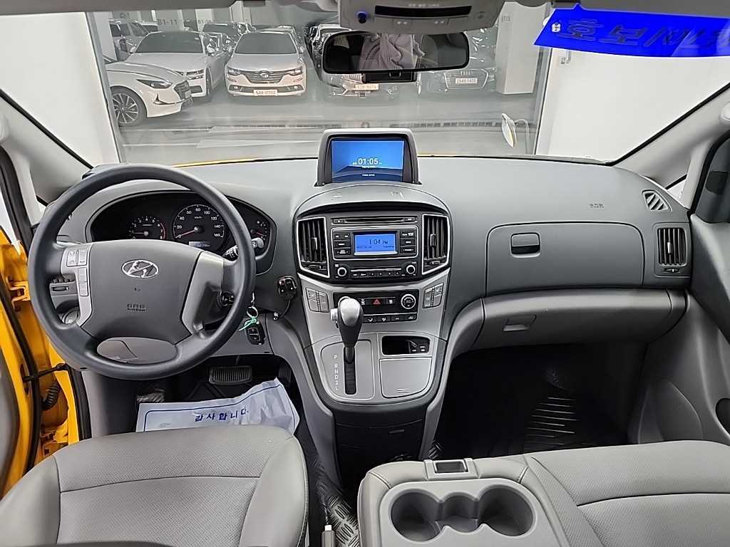 HYUNDAI Starex - Vista 7