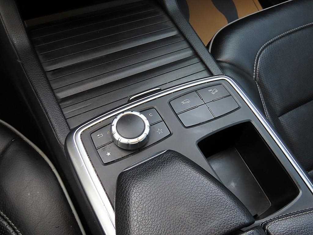 Mercedes Benz M Class - Vista 12