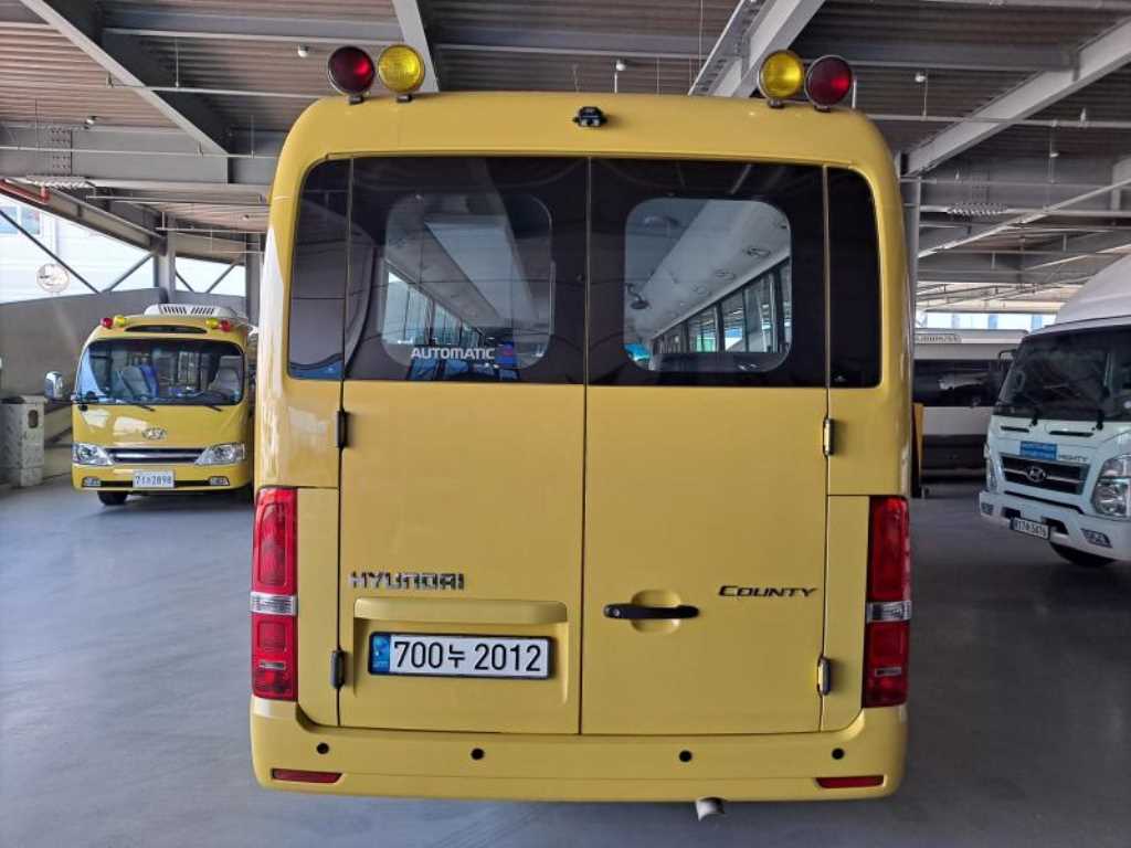 medium and large bus Hyundai bus - Vista 5