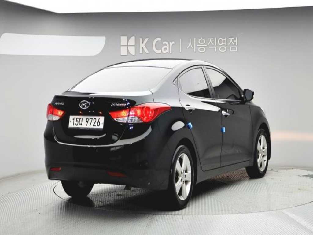 HYUNDAI Avante - Vista 3