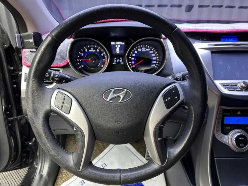 HYUNDAI Avante - Vista 9