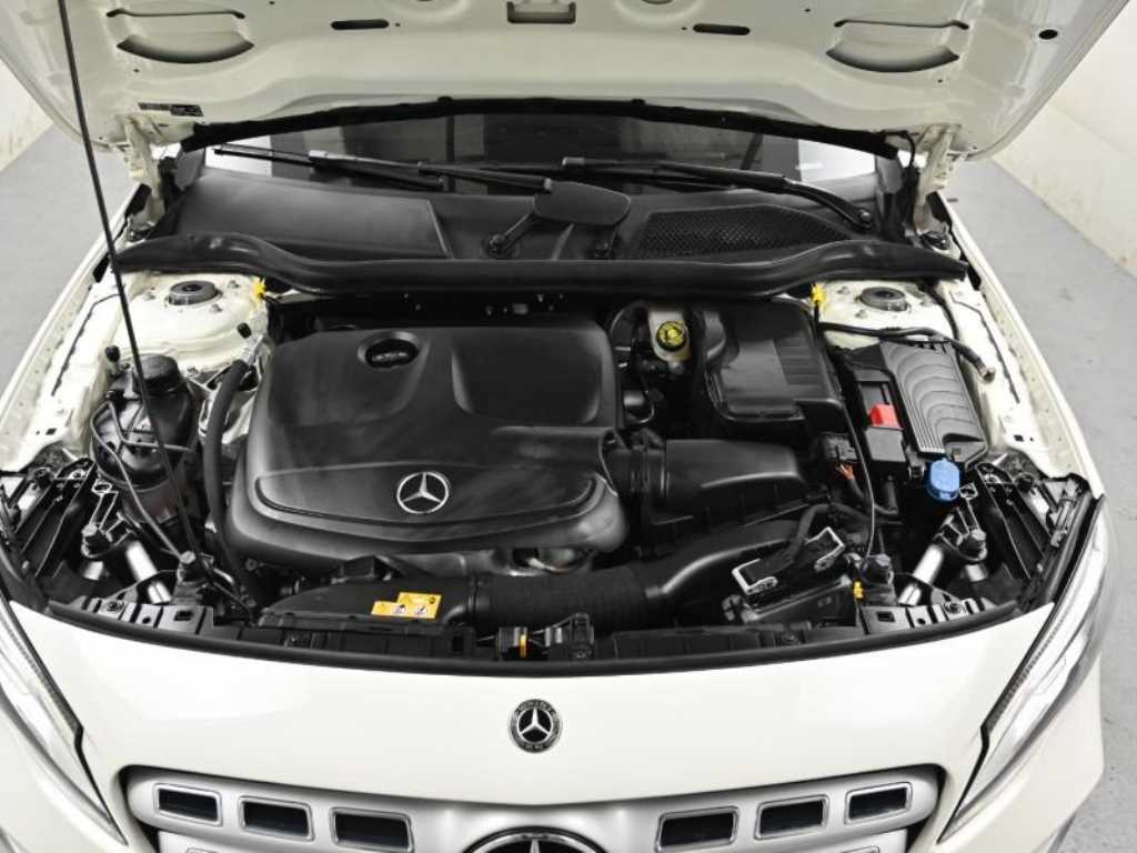 Mercedes Benz GLA Class - Vista 6