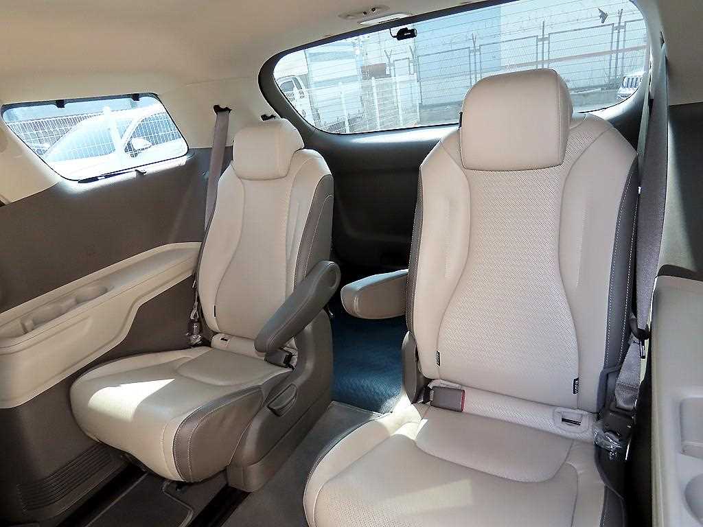 KIA Carnival - Vista 7