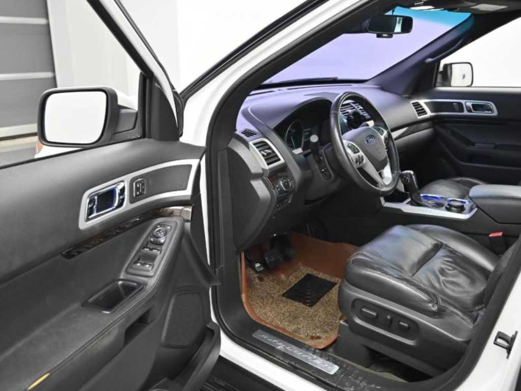 Ford Explorer - Vista 10