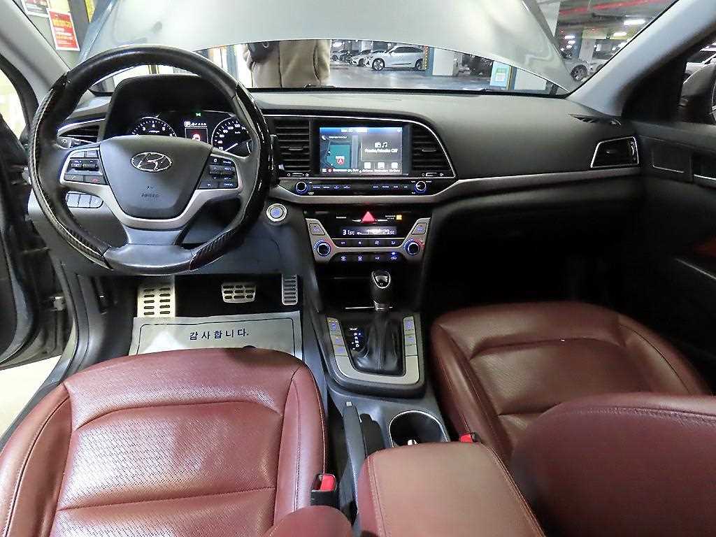 HYUNDAI Avante - Vista 10