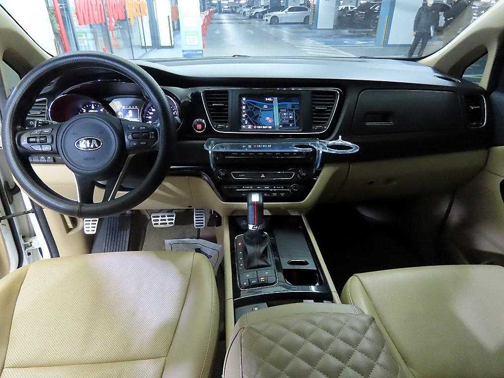 KIA Carnival - Vista 11