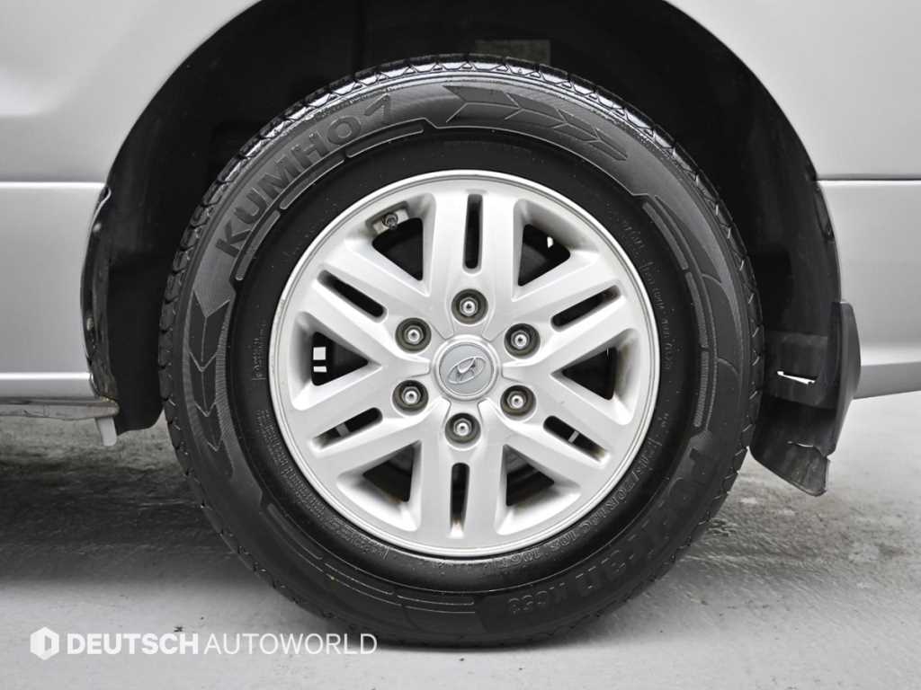 HYUNDAI Starex - Vista 5