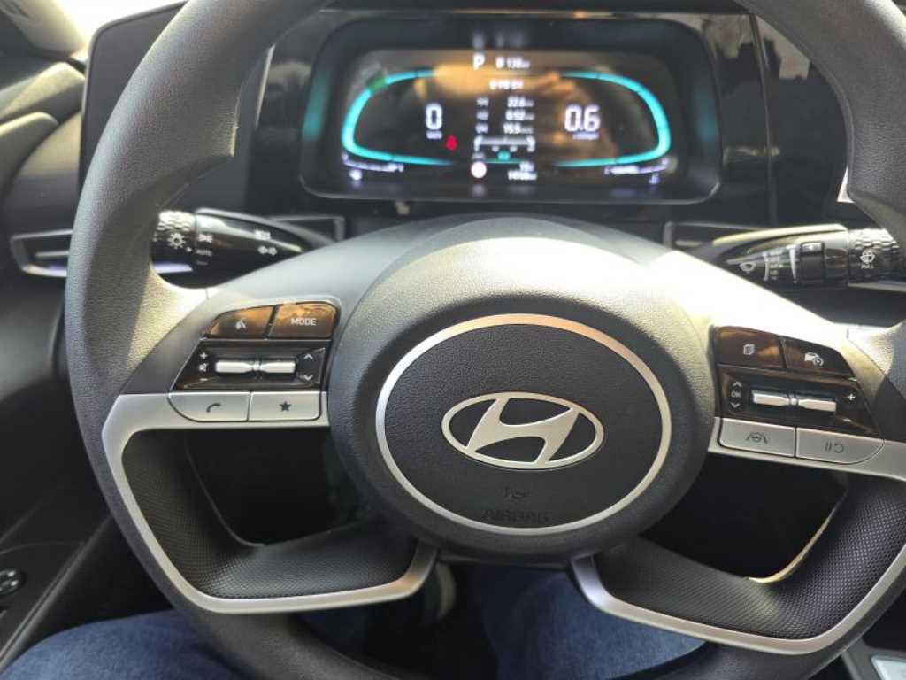 HYUNDAI Avante - Vista 10