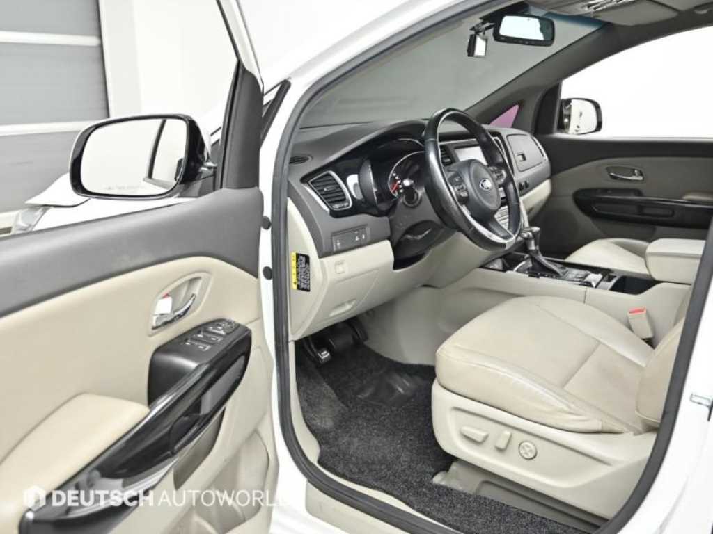 KIA Carnival - Vista 11