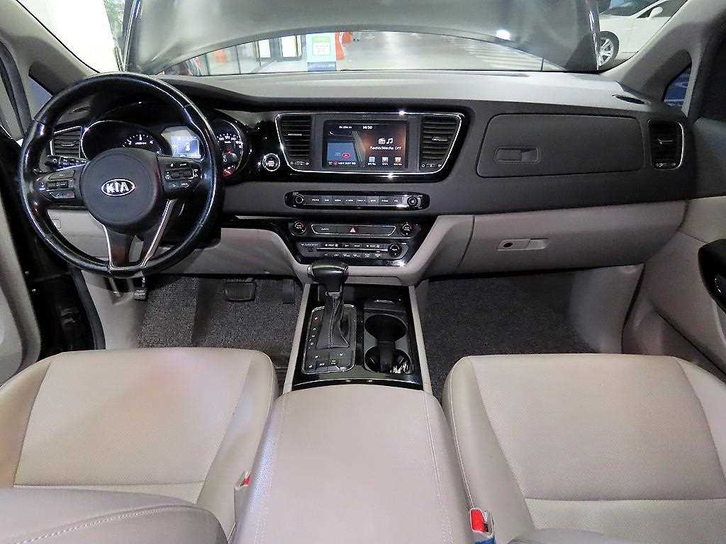 KIA Carnival - Vista 10