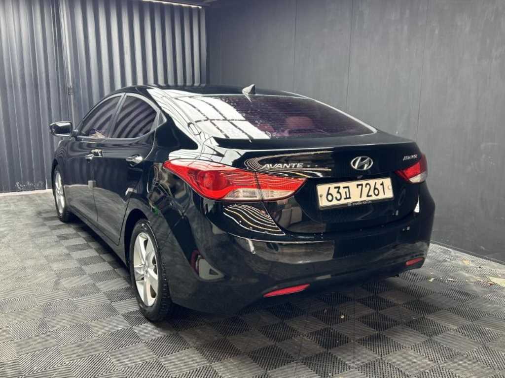 HYUNDAI Avante - Vista 4