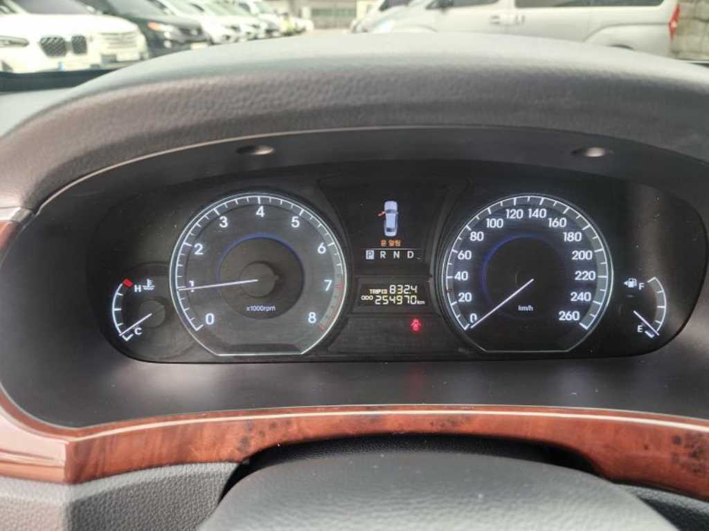 HYUNDAI Equus - Vista 8