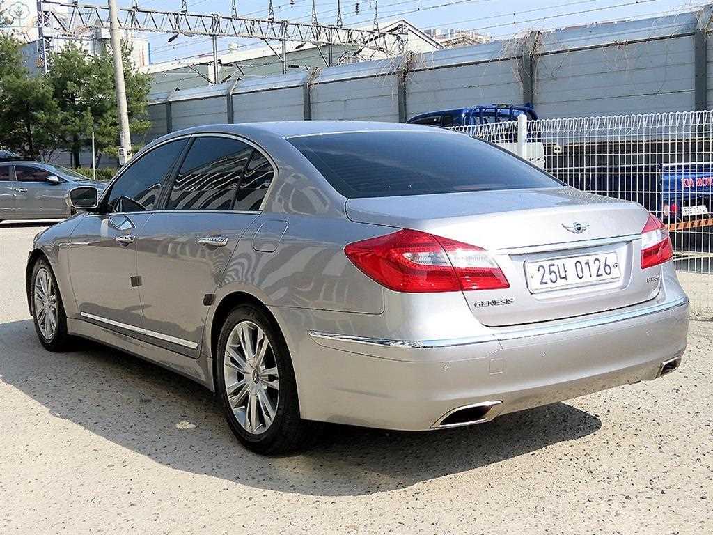 HYUNDAI Genesis - Vista 3