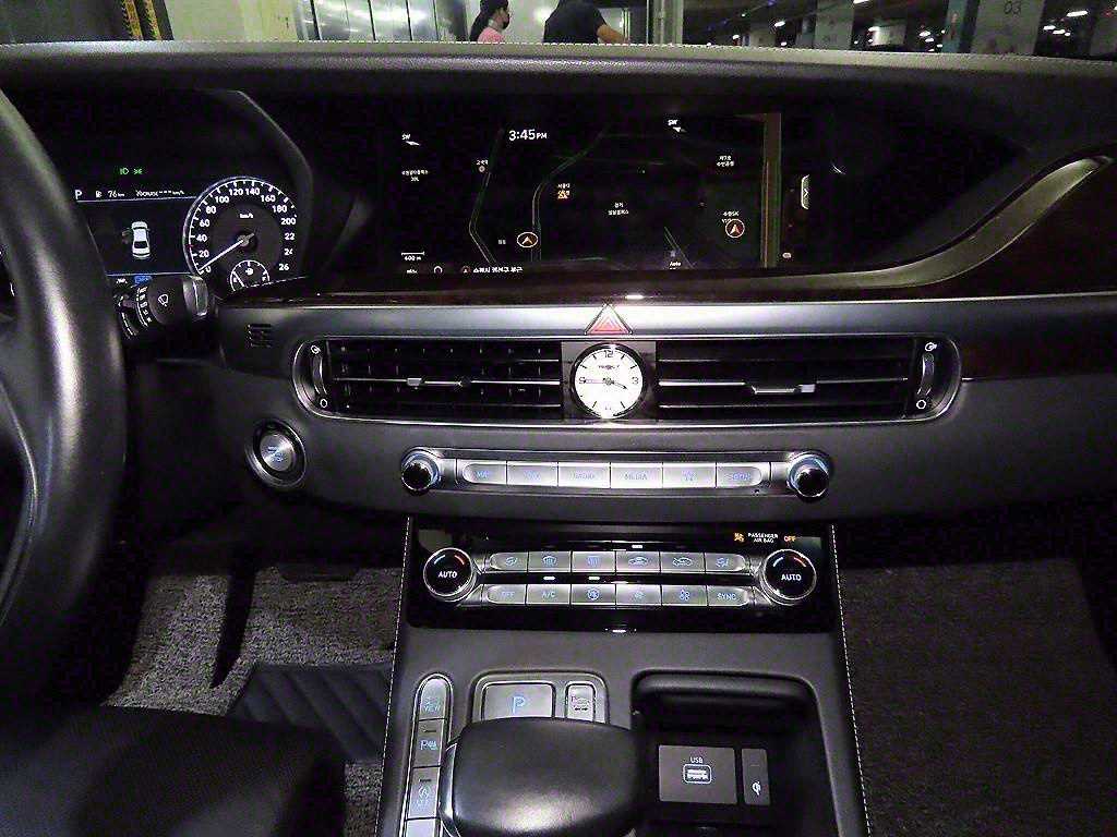 Genesis G90 - Vista 11