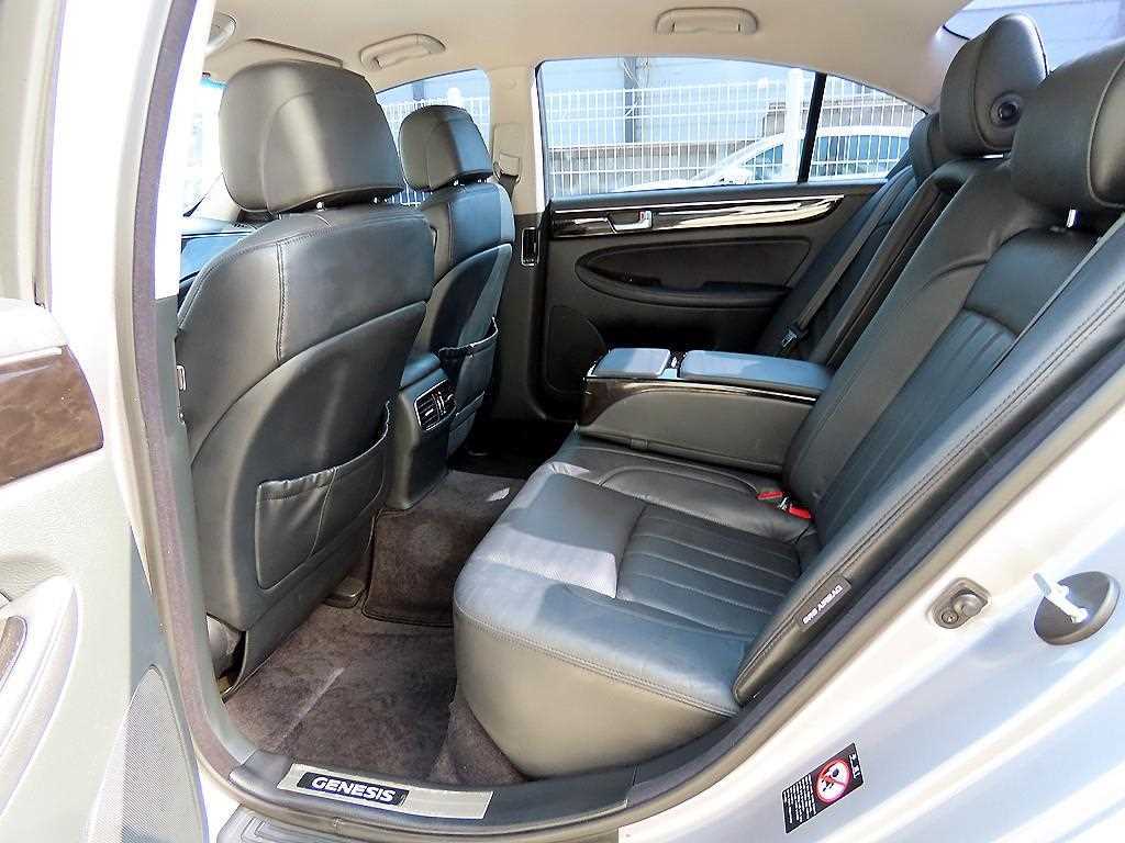 HYUNDAI Genesis - Vista 6