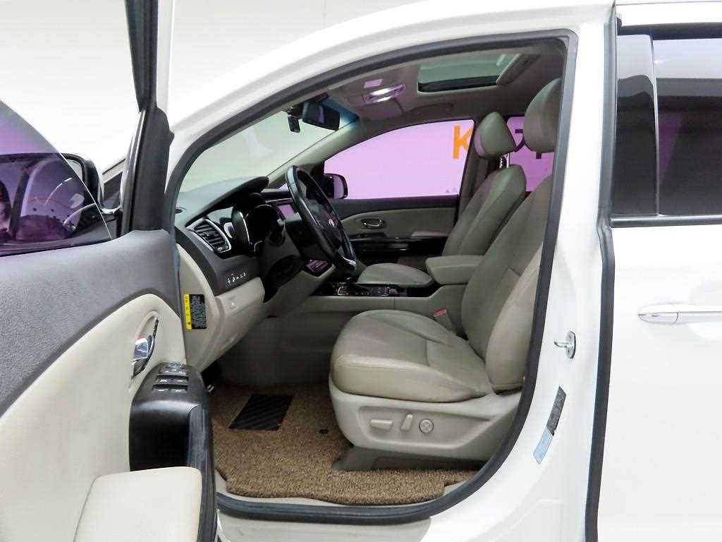 KIA Carnival - Vista 11