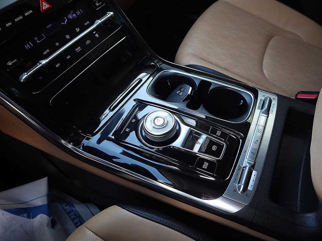 KIA Carnival - Vista 12