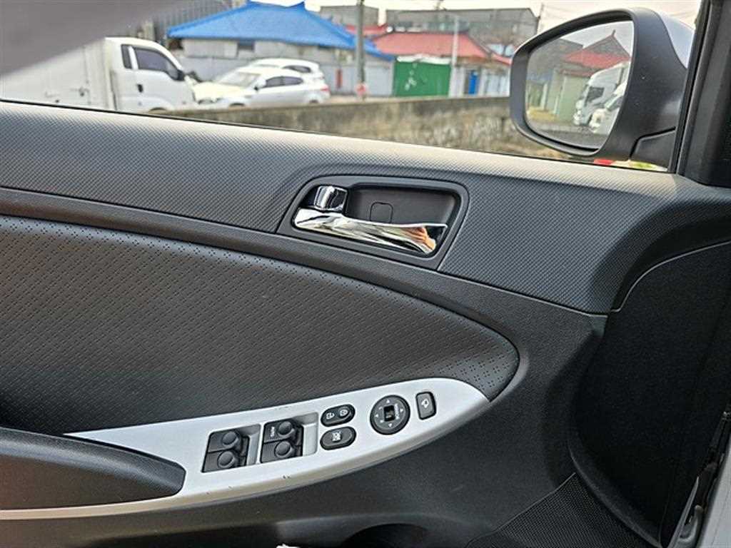 HYUNDAI Accent 2011 Plateado - Importación desde Corea - HF Imports Iquique - Foto 13