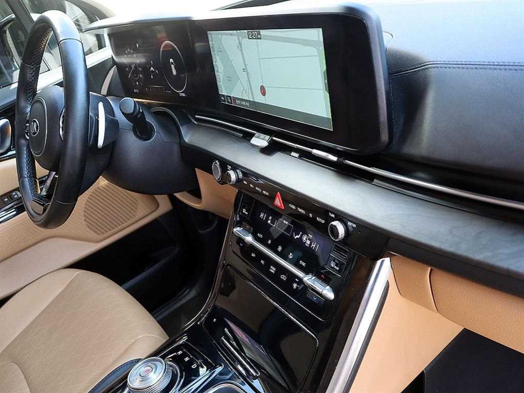 KIA Carnival - Vista 11