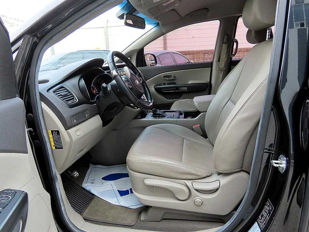 KIA Carnival - Vista 5