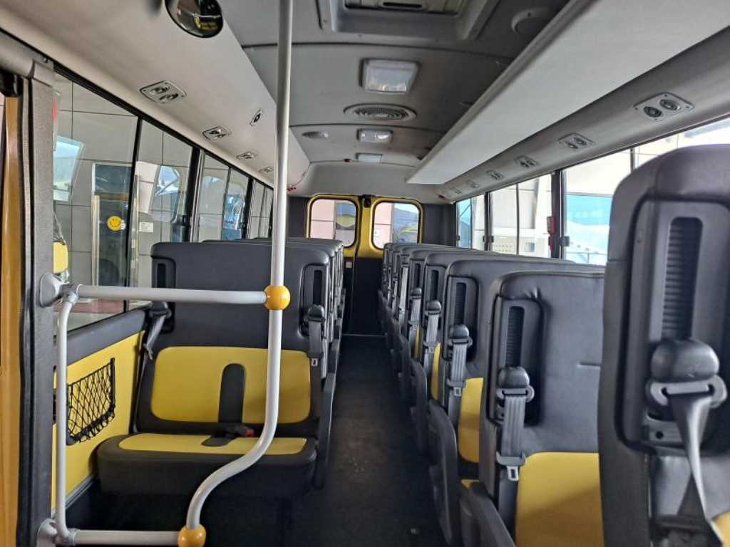 medium and large bus Hyundai bus - Vista 12