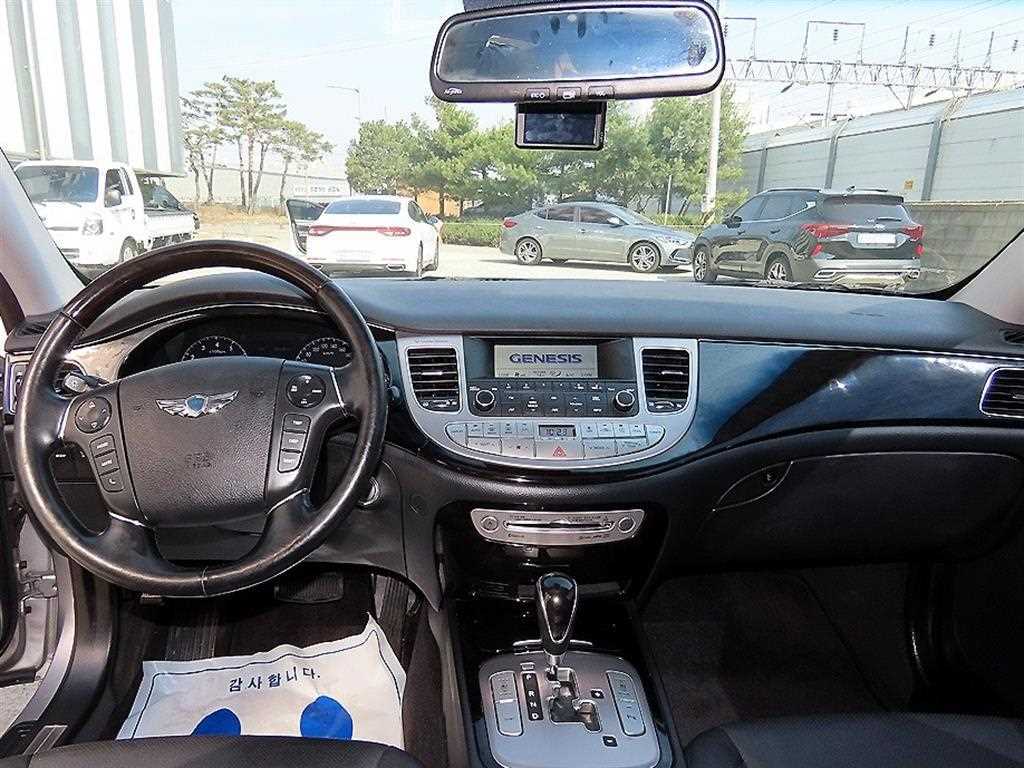 HYUNDAI Genesis - Vista 7