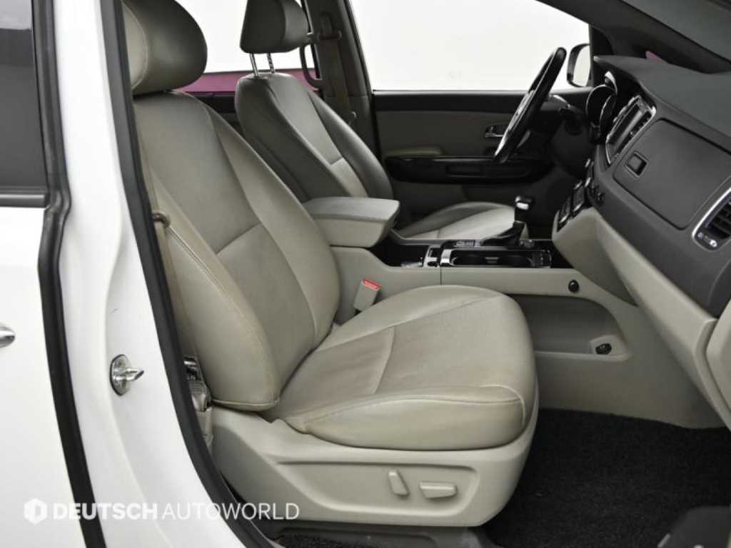 KIA Carnival - Vista 10