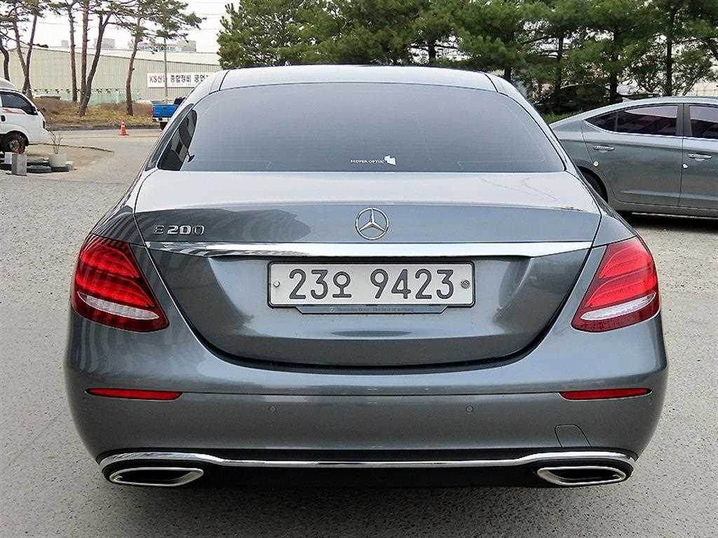 Mercedes Benz E class - Vista 4
