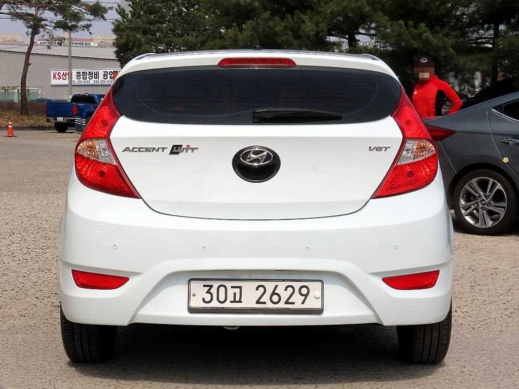 HYUNDAI Accent - Vista 4