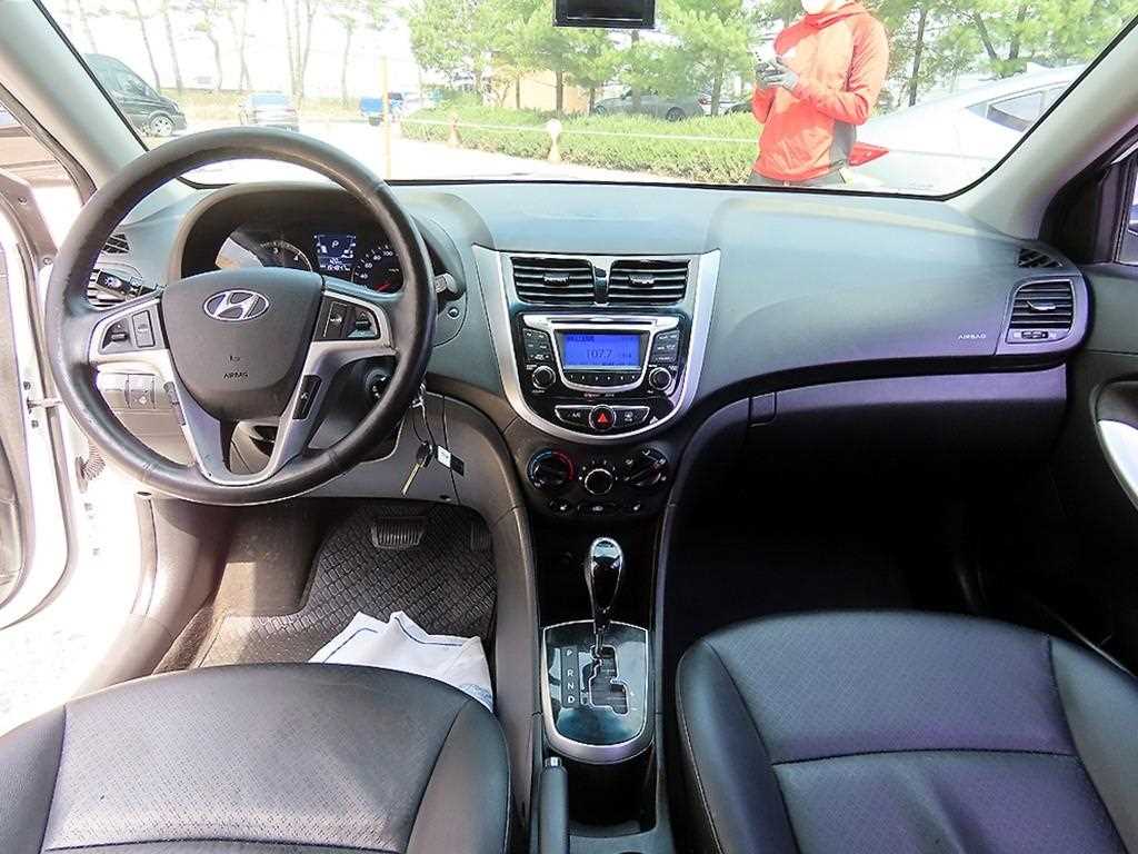 HYUNDAI Accent - Vista 7