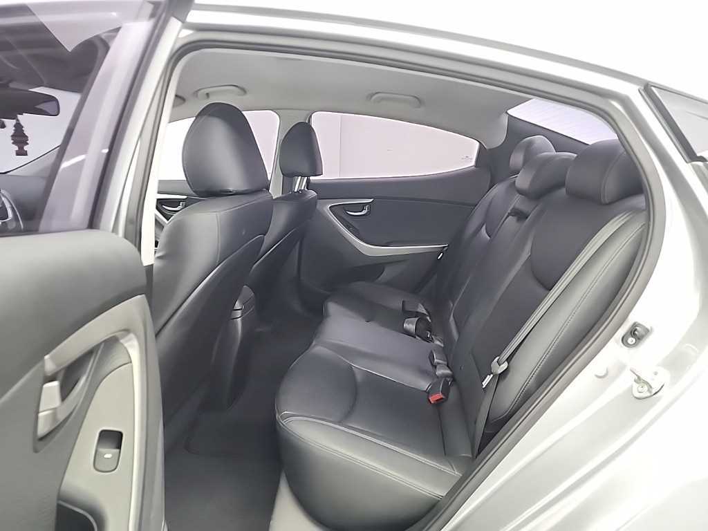 HYUNDAI Avante - Vista 12