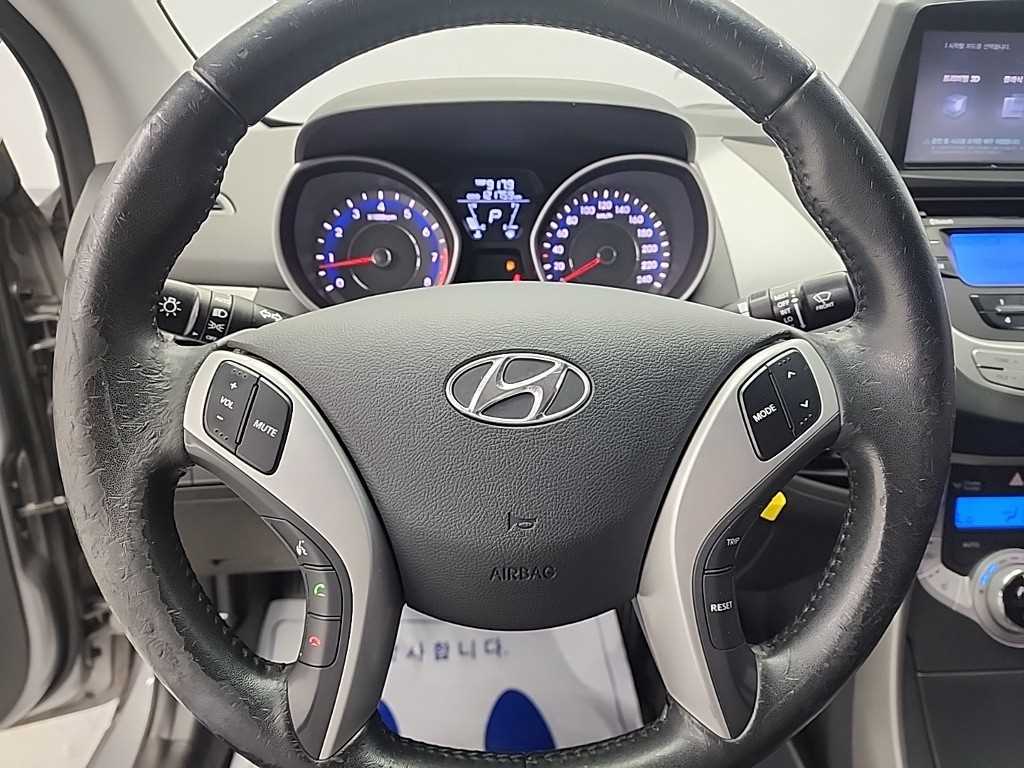 HYUNDAI Avante - Vista 9