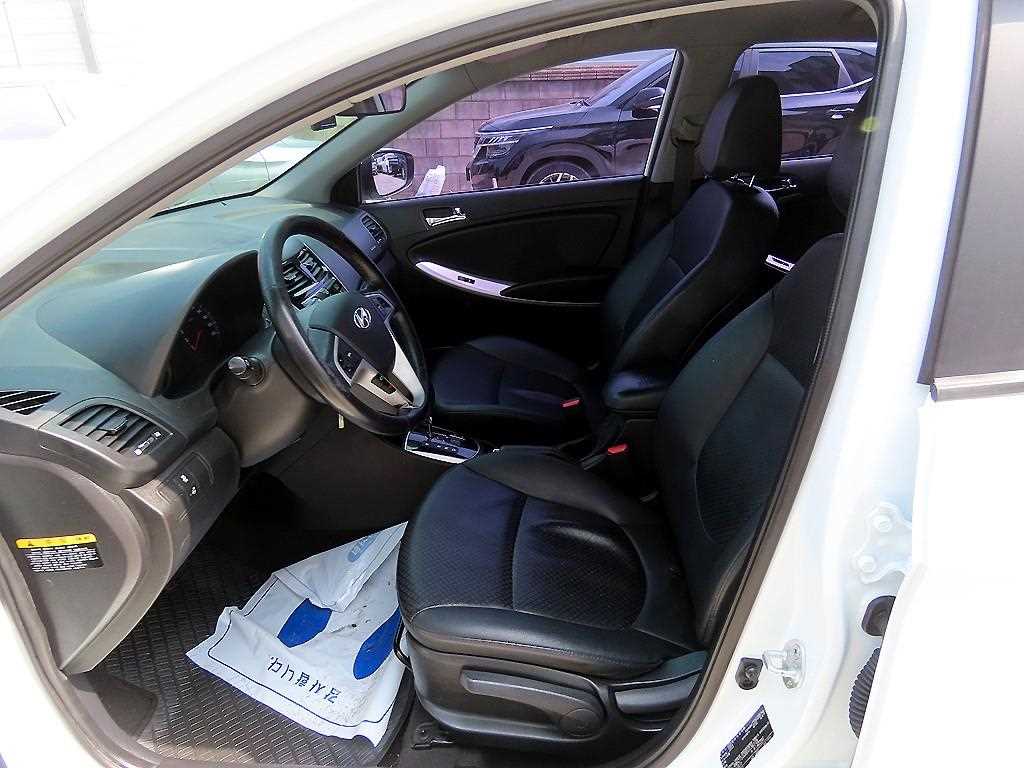 HYUNDAI Accent - Vista 5