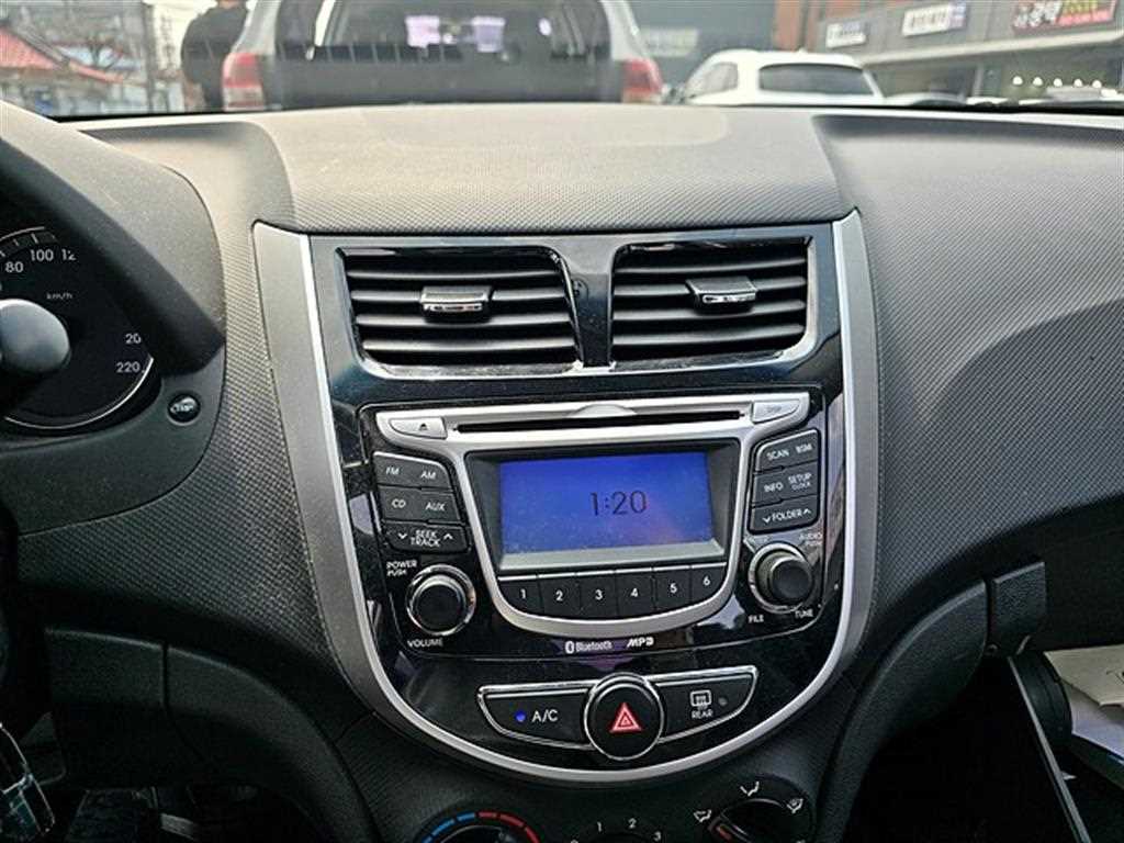 HYUNDAI Accent - Vista 11