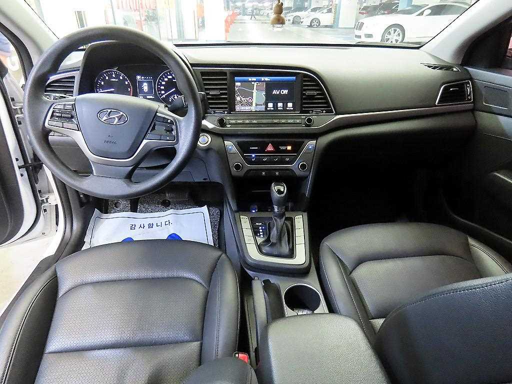 HYUNDAI Avante - Vista 10