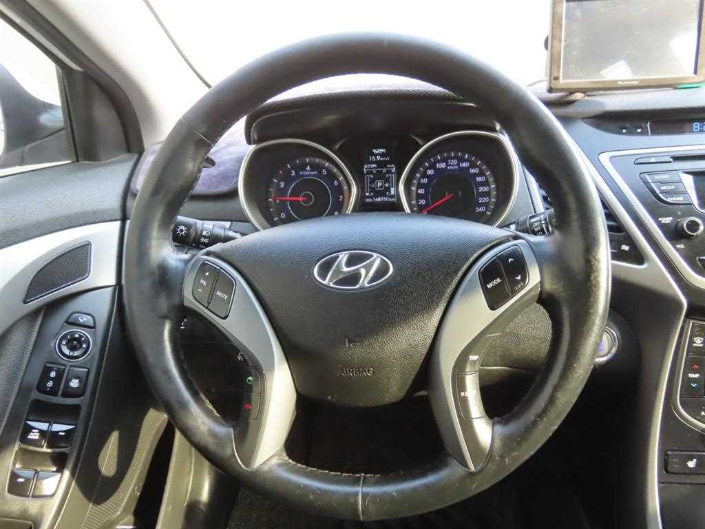 HYUNDAI Avante - Vista 11